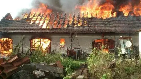 Piorun uderzył w stodołę. "Budynek cały w ogniu" 