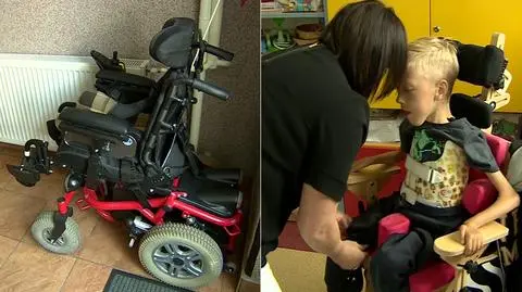 Antek na czas lekcji w klasie musi przesiąść się z elektrycznego wózka na fotelik rehabilitacyjny