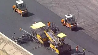 25.05 Przyspieszyły prace na pechowym odcinku C autostrady A2 między Strykowem a Konotopą. Jest tam już układana ostatnia warstwa drogi. (TVN24)
