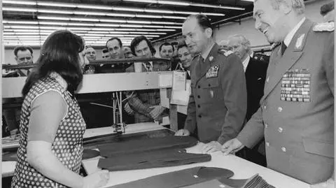 Wojciech Jaruzelski składa wizytę w zakładach tekstylnych w Chociebużu (w ówczesnej Niemieckiej Republice Demokratycznej), marzec 1975