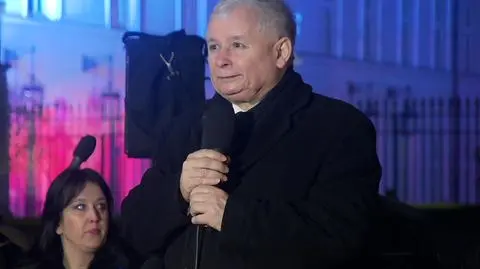 Jarosław Kaczyński w czasie przemówienia na Krakowskim Przedmieściu 