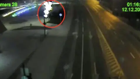 20-latka uderzyła samochodem w latarnię i wpadła do rzeki. Kobiety nie udało się uratować