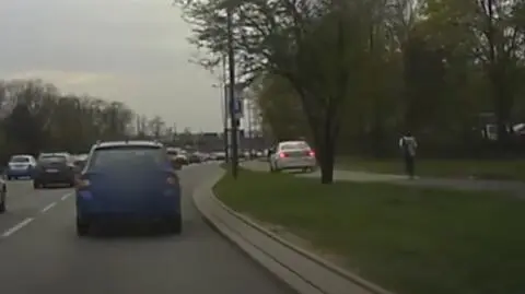 Samochód gnał po chodniku. "Za kierownicą młoda kobieta"