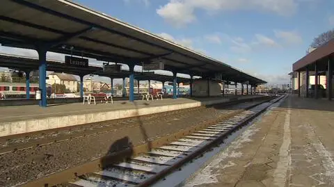 Z tego peronu zrzucona została 72-latka