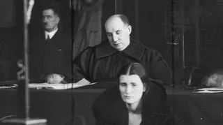 Oskarżona Rita Gorgonowa podczas procesu. Za oskarżoną widoczny jej obrońca Maurycy Axer