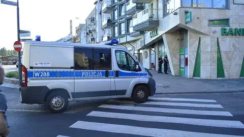 Policja interweniowała po tym, jak oszust wyniósł gotówkę z banku