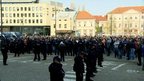 Taxi drivers gathered at the Three Crosses Square in Warsaw, where there's the seat of the Entrepreneurship and Technology ministry