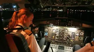 Joanna Biedermann w kokpicie samolotu ATR 72