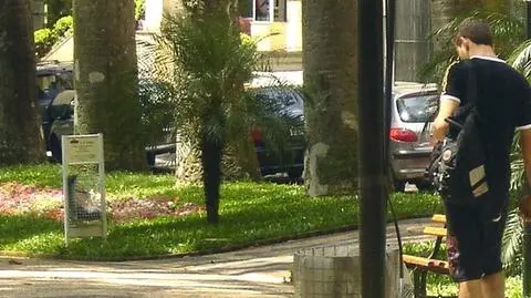 Gej zarabia mniej. 
Lesbijka trochę więcej