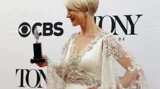 Hellen Mirren ze statuetką Tony Award za rolę królowej Elżbiety II