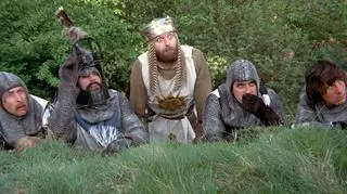 Kadr z filmu "Monty Python i Święty Graal"