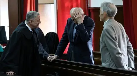 Stanisław Kociołek (w środku) został uniewinniony