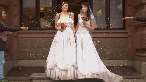 Zdjęcia lesbijek bulwersowały gości galerii. Wystawa zamknięta na życzenie władz miasta?