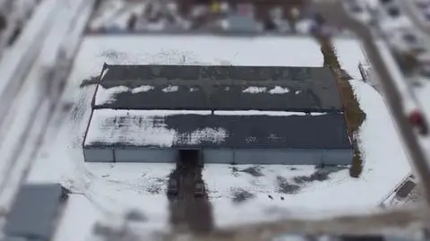 Potężna hala, przemysłowa linia produkcyjna, masowa produkcja