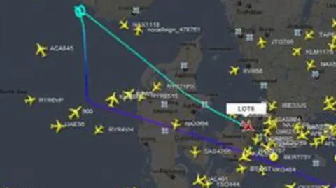 Awaria samolotu z Adamkiem 
na pokładzie. Pęknięta szyba