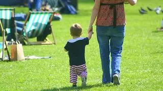 - W życiu Polaków praca staje się mniej istotną wartością. Za to bardziej niż jeszcze kilka lat temu cenimy sobie czas wolny. Najważniejsze są niezmiennie rodzina i dzieci - pisze "Rzeczpospolita" w nawiązaniu do przeprowadzonych sondaży.