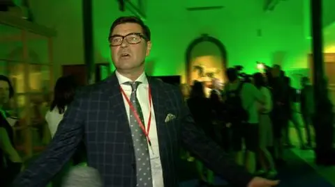Prezes stadniny Maciej Grzechnik rozmawia po aukcji z reporterem TVN24