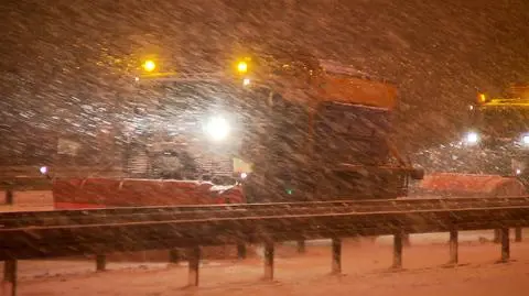 W Warszawie korki i zasypane drogi