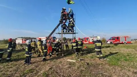 Zasole Bielańskie. Paralotniarz utknął na linii energetycznej