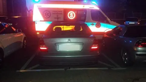 Dojazd do bloku zastawił citroen, karetka nie mogła dojechać