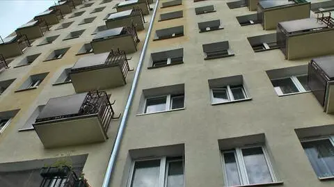 Mały chłopiec wypadł z okna. Matka była w pokoju obok