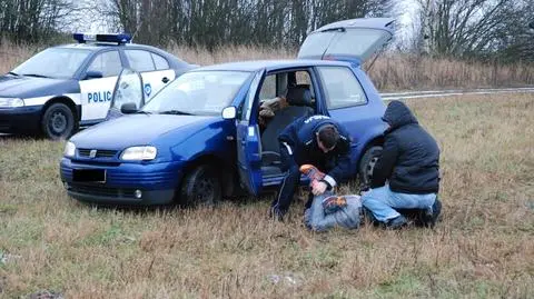 Z promilami bez OC. Policja po pościgu zatrzymała kierowcę, któremu nie wolno było wsiąść do auta