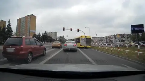 Dwa autobusy wjechały na skrzyżowanie na czerwonym świetle