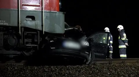 Samochód wjechał pod lokomotywę. Kierowca nie przeżył