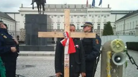 "Obrońcy" wrócili z krzyżem
