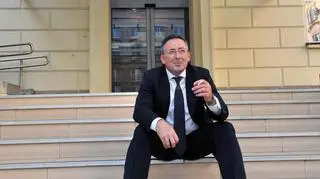 Sienkiewicz przed budynkiem MSW (zdjęcie z 2014 roku)