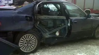 Rozpędzone BMW uderzyło w latarnię przy ulicy Drobnera