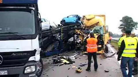 W wypadku brały udział cztery ciężarówki i dwa auta osobowe