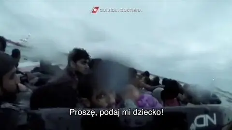 Ratownik odebrał dziewczynkę z rąk mężczyzny i przepłynął z nią do łodzi