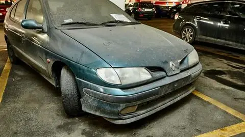 Problem z wrakami. Wysoki rachunek za postój na parkingu sklepowym