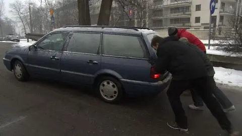 Gołoledź w Krakowie. "Jest bardzo ślisko na jezdni i na chodnikach"