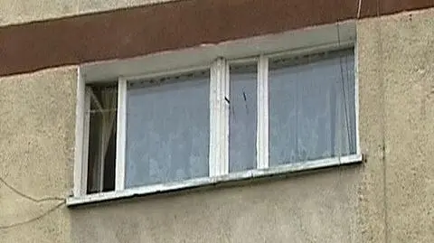 Pijani rodzice i dziecko śpiące na parapecie