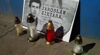 Przy kamienicy, w której mieszkał Ziętara, złożono znicze