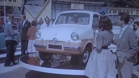 Gość z zagranicy zachwyca się Mikrusem. Targi Poznańskie sprzed 60 lat