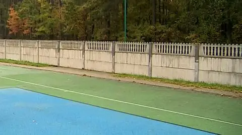 Boisko pod napięciem. Inspektor kazał rozebrać, wójt odgrodził murem