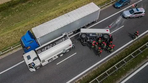 Cysterna przewróciła się na autostradzie. Trzeba wypompować olej