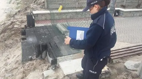 Policja szuka świadków podpalenia schodów na plaży w Rowach