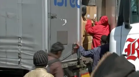 Migranci zatrzymują ciężarówki, żeby przedostać się do Wielkiej Brytanii