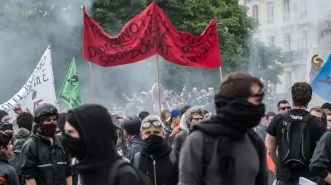 Protesty w Paryżu. Niemiecka prasa przewiduje koniec Hollande'a