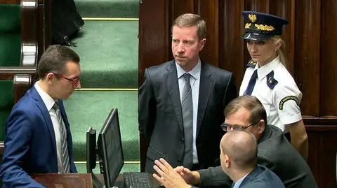 Straż Marszałkowska obok mównicy w Sejmie
