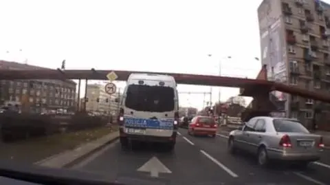 Policja na czerwonym i przez ciągłą. 
"Czasem jest wyższa konieczność"