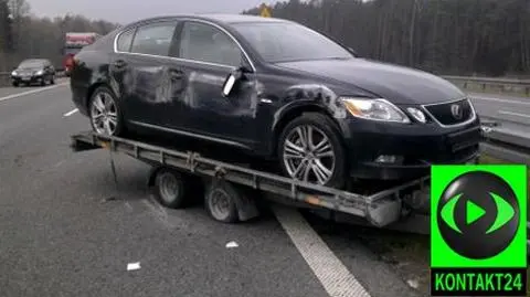 Ciągnął lexusa. Przewrócił się