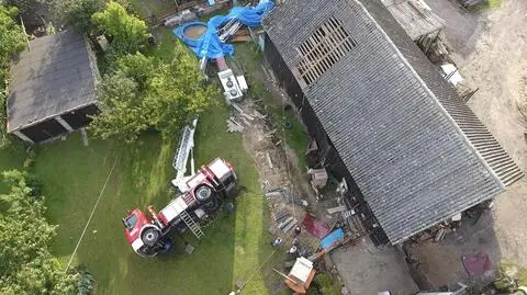 Wóz przewrócił się na bok, gdy na drabinie byli strażacy