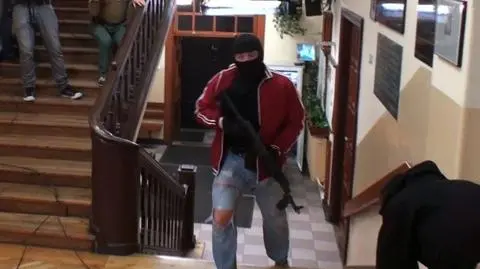 Ćwiczenia mają pokazać nauczycielom i uczniom, jak postępować w chwili zagrożenia