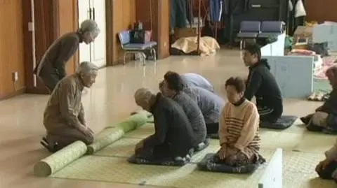 Cesarz u ofiar tsunami