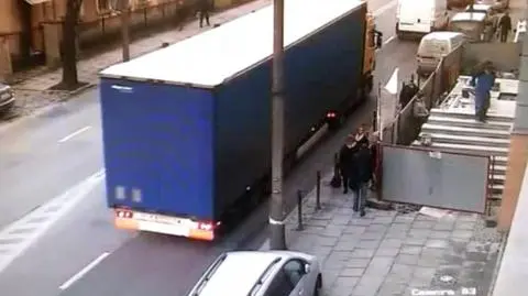 Kielece: Tir-em na skróty przez miasto.